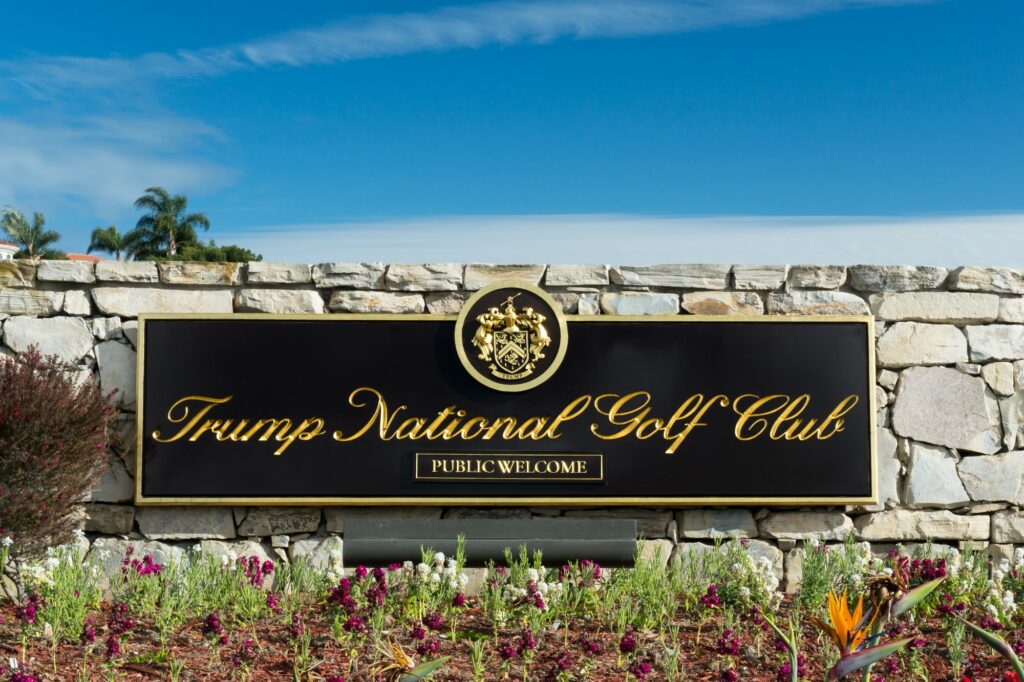 how many golf courses does donald trump own